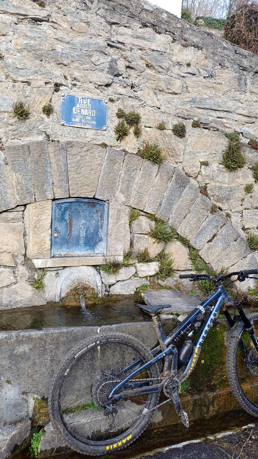 1-location-de-gite-cyclistes Cycliste sur une route panoramique des Pyrénées en direction d'un col