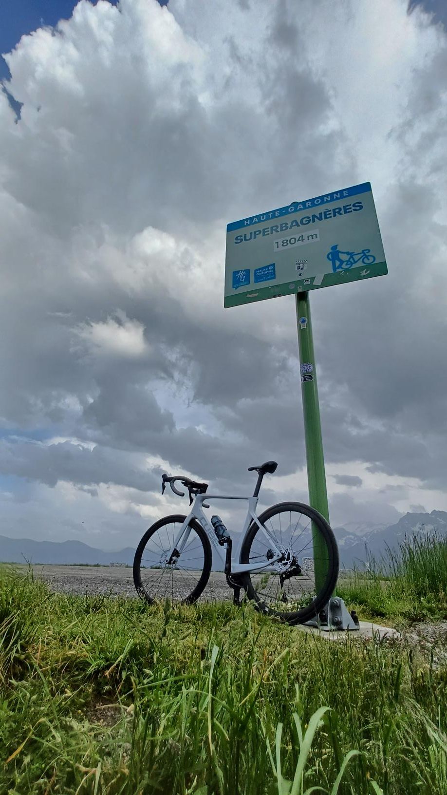 15-location-de-gite-cyclistes Vue panoramique depuis un col pyrénéen accessible à vélo depuis Bagnères-de-Luchon
