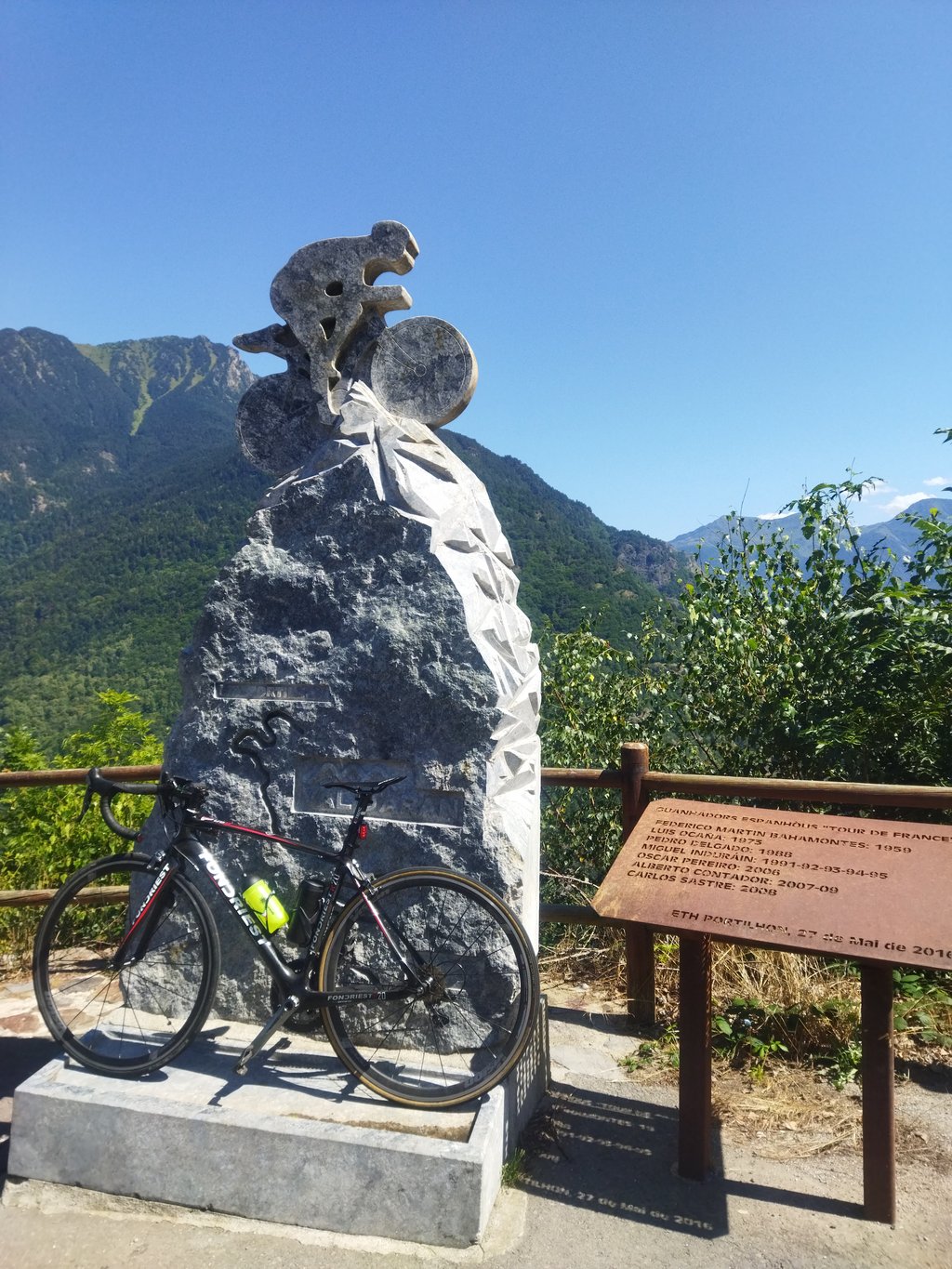 16-location-de-gite-cyclistes Cyclistes sur une route de col dans les Pyrénées lors d'un stage vélo