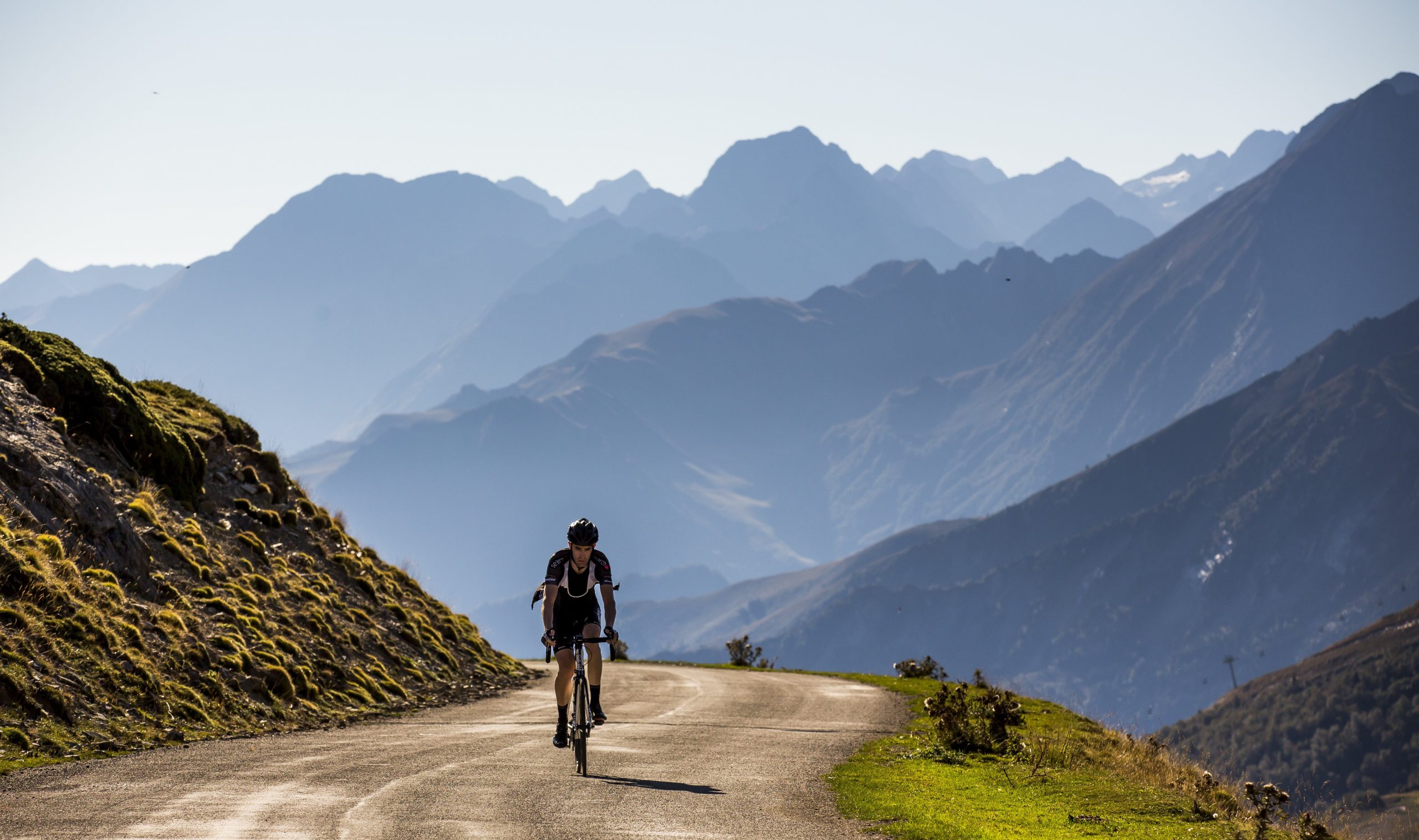 19-location-de-gite-cyclistes Cycliste seul sur un col des Pyrénées, itinéraire au départ de Bagnères-de-Luchon