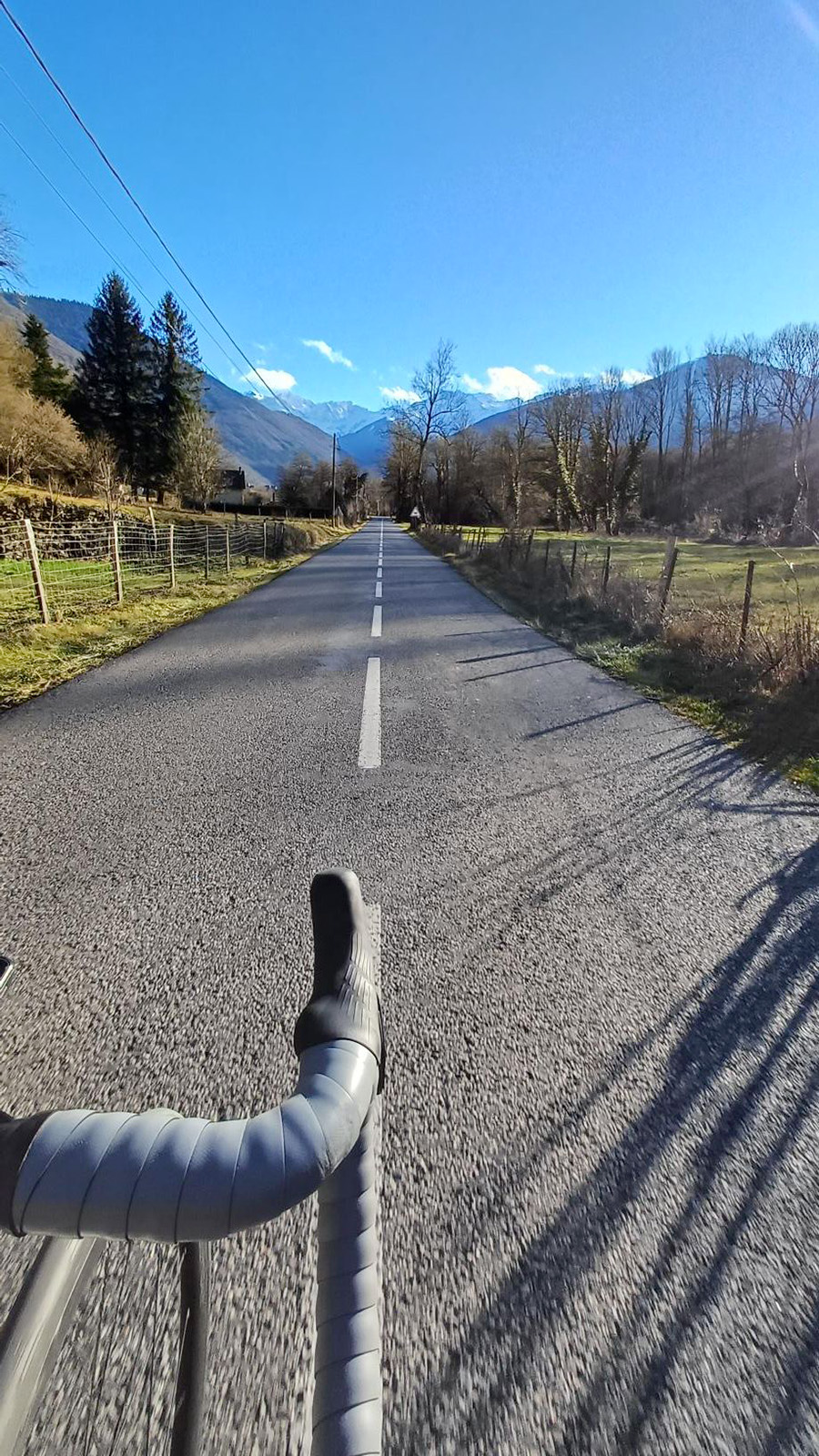 2-location-de-gite-cyclistes Ascension d'un col pyrénéen à vélo de route, paysage de montagne