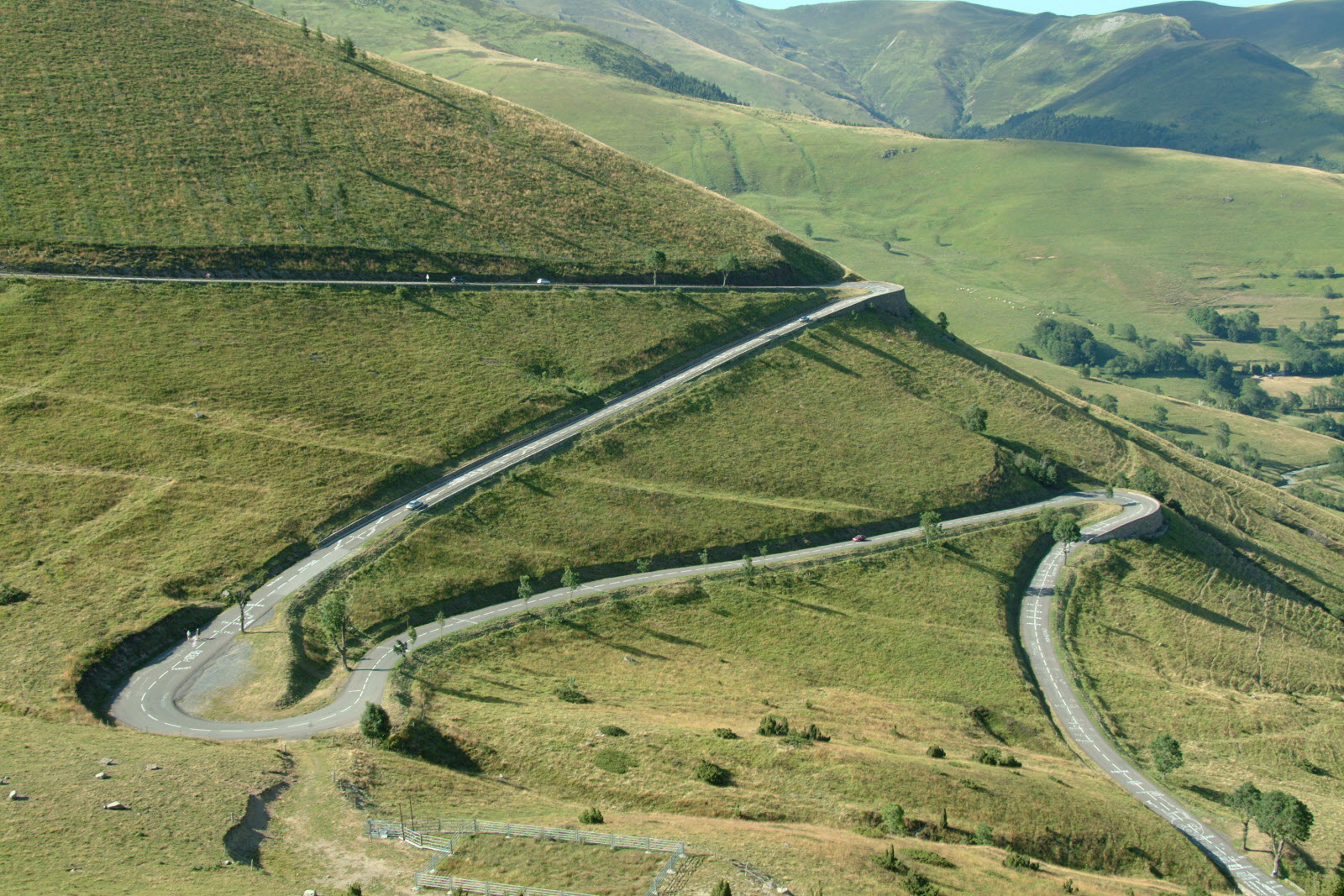 21-location-de-gite-cyclistes Cycliste gravel sur un chemin pyrénéen, location de gîte pour cyclistes à Luchon