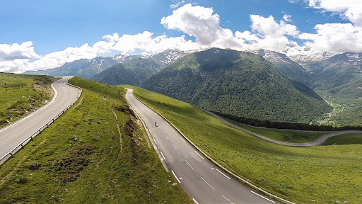 22-location-de-gite-cyclistes Vététiste sur un sentier technique dans les Pyrénées près de Luchon