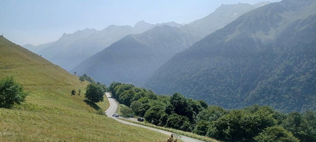 24-location-de-gite-cyclistes Groupe de cyclistes sur route au pied des cols pyrénéens depuis Antignac