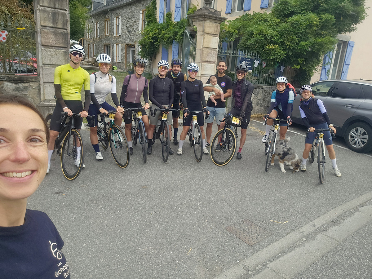25-location-de-gite-groupe-pyrenees Groupe de cyclistes en séjour vélo dans les Pyrénées près de Bagnères-de-Luchon