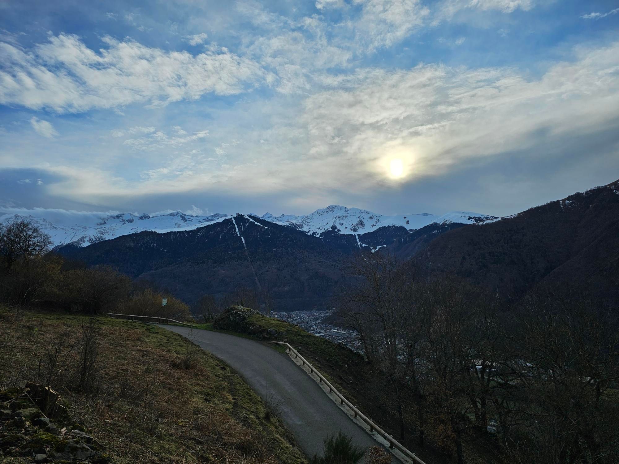27-location-de-gite-cyclistes Cycliste face aux Pyrénées, itinéraire gravel au départ du gîte Les Échappées Belles