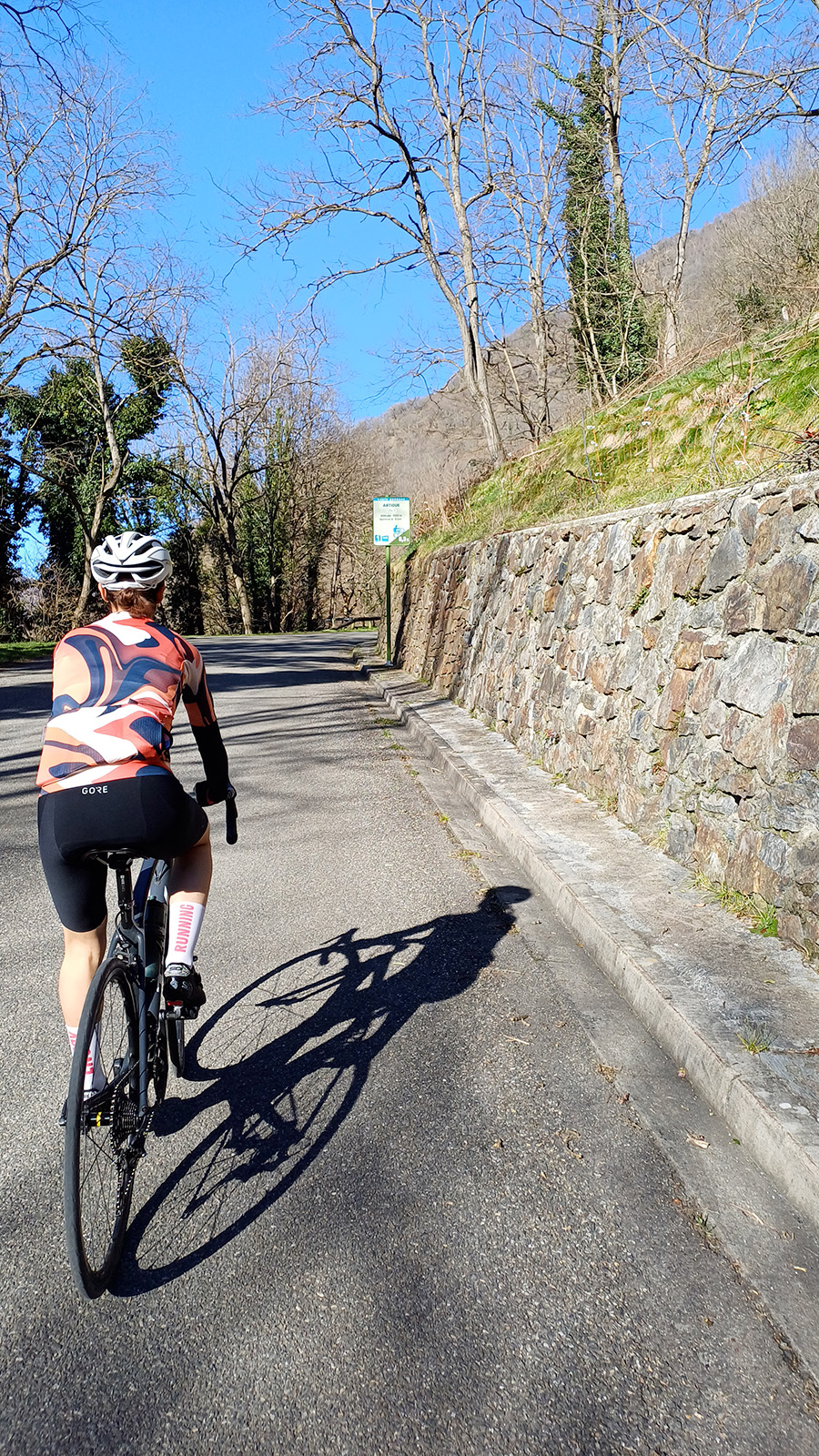 6-location-de-gite-cyclistes Route de montagne sinueuse dans les Pyrénées, itinéraire cycliste depuis Luchon