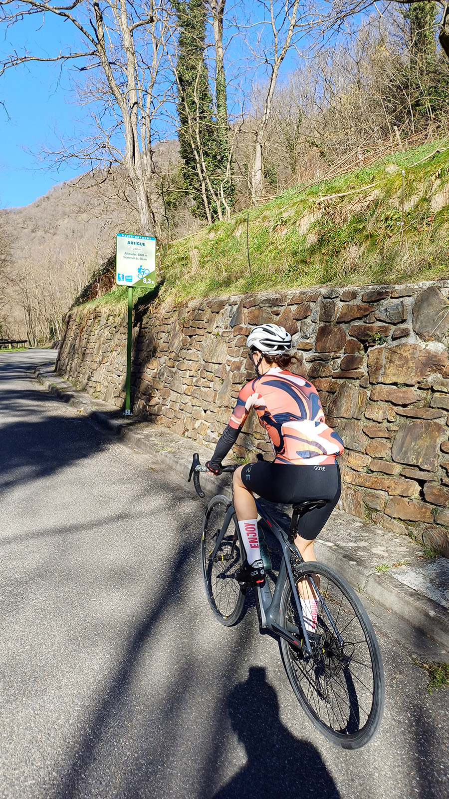 7-location-de-gite-cyclistes Cycliste en montée sur un col des Pyrénées lors d'un séjour vélo